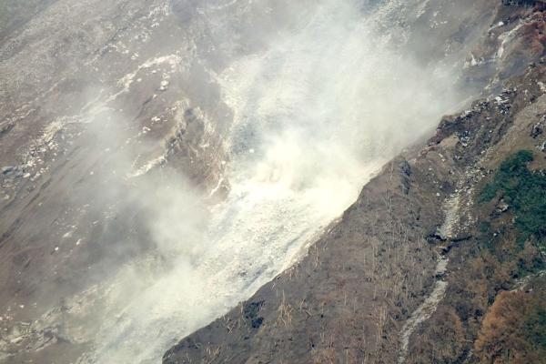 ثوران بركان «سيميرو» والسلطات الإندونيسية تحذر السكان
