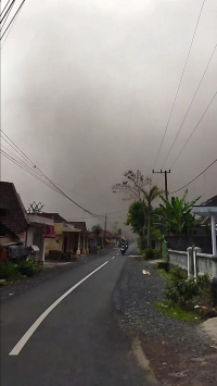 عاجل / إندونيسيا ترفع التحذير من بركان «سيميرو» لأعلى مستوى