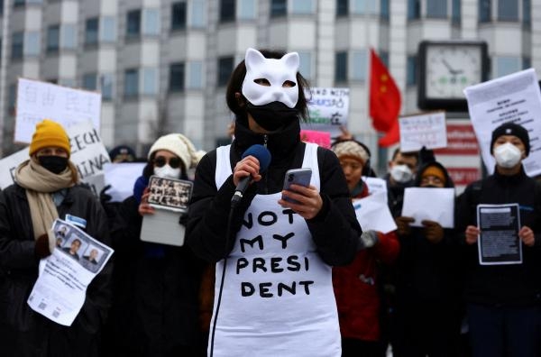 محتجون في برلين ضد سياسة الصين صفر كورونا - رويترز