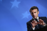 الرئيس الفرنسي يقول إن الصناعة الفرنسية ستنتج المزيد من الأسلحة بسرعة أكبر - د ب أ