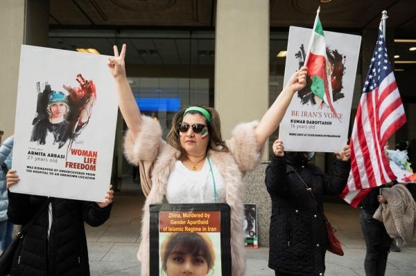 مظاهرات دعم للإيرانيين ضد نظام الملالي - رويترز