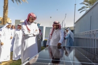 أمين منطقة الرياض يستمع إلى شرح لمشروع الطاقة الشمسية - صفحة أمانة الرياض على تويتر