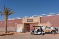 مهرجان الملك عبد العزيز للإبل يوفر عربات جولف لنقل كبار السن