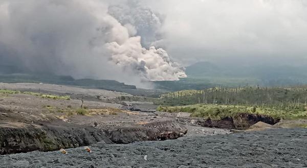 عاجل/ إجلاء 2000 شخص بعد ثوران بركان جبل سيميرو في إندونيسيا