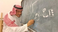 الخطاط بو حميدة خلال تقديم ورشة الخط العربي - اليوم