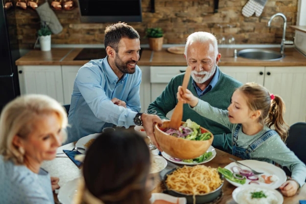 الأكل في جو عائلي يزيد من الروابط بين أفراد الأسرة- مشاع إبداعي
