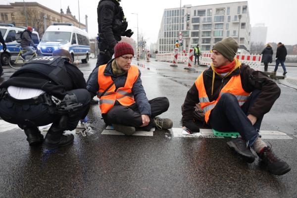 خلال فعالية احتجاجية.. نشطاء مناخ يلصقون أنفسهم في شارع بميونخ