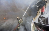 رجل إطفاء يعمل على إخماد حريق عقب قصف دونيتسك - رويترز