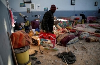 مركز احتجاز لمهاجرين تضرر باشتباكات الميليشيات الليبية في طرابلس - رويترز