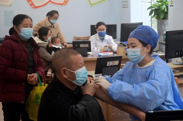 صيني يتلقى جرعة لقاح ضد فيروس كورونا- رويترز