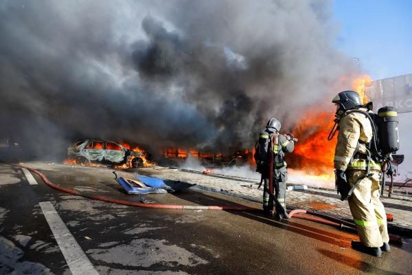 رجل إطفاء يعمل على إخماد حريق في دونيتسك الأوكرانية- رويترز
