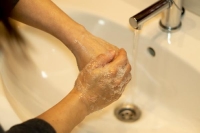 من الضروري المداومة على غسل اليدين باستمرار لمنع انتقال العدوى والإصابة بالفيروسات - مشاع إبداعي