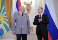 الرئيس الروسي فلاديمير بوتين والعقيد سيرجي سوروفكين قائد القوات الروسية في أوكرانيا- رويترز