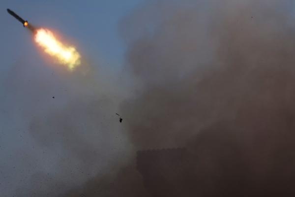 صاروخ أطلقه الجيش الأوكراني في رد على قصف روسي - رويترز