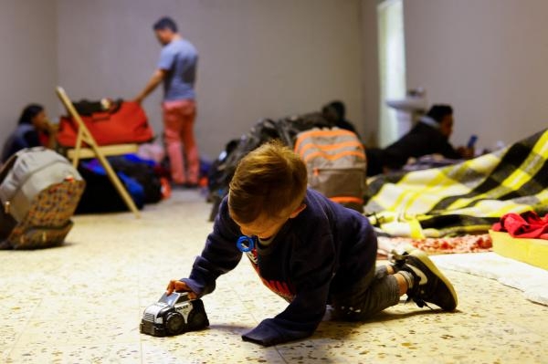 طفل فنزويلي يلعب داخل إحدى دور إيواء اللاجئين بالمكسيك - رويترز