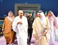 استقبله الأمير خالد الفيصل.. الرئيس الموريتاني يصل جدة لأداء مناسك العمرة
