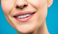 6 مكونات طبيعية تعيد لأسنانك بياضها الناصع