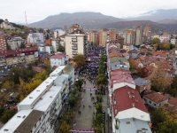 منظر عام لاحتجاج بعد قرار الصرب المحليين مغادرة مؤسسات كوسوفو - رويترز