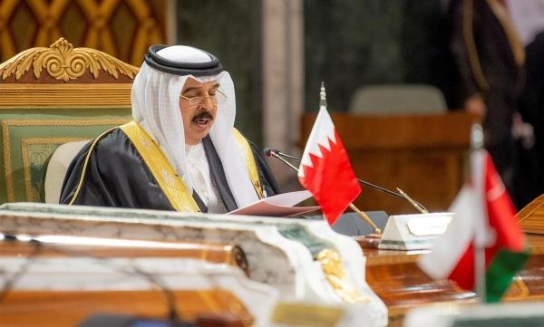 للمشاركة في القمتين الخليجية والعربية مع الصين.. ملك البحرين يصل إلى الرياض