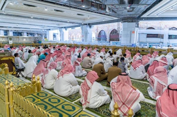 المصلون خلال خطبة الجمعة بالمسجد الحرام - حساب شؤون الحرمين على 