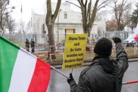 متظاهرة أمام سفارة إيران في برلين احتجاجًا على إعدام محسن شكاري - د ب أ