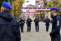  ضباط شرطة إيوليكس يقومون بدورية على الأقدام في شمال ميتروفيتشا، كوسوفو - رويترز