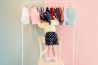 عند اختيار ملابس الأطفال يفضل التنويع في الأحجام والألوان - مشاع إبداعي