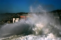 أمريكا.. عاصفة في المحيط الهادي تقطع الكهرباء عن آلاف السكان بكاليفورنيا