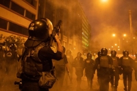 شرطي يطلق الغاز المسيل للدموع على المتظاهرين في احتجاج عقب عزل الرئيس في بيرو - د ب أ