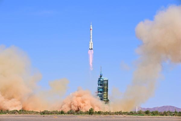 الصين تطلق قمرين صناعيين في الفضاء