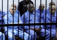 أبو عجيلة -الثاني إلى اليسار- أثناء محاكمة بطرابلس في 2014 - رويترز