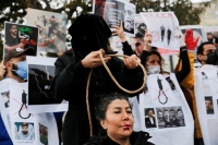 إعدام متظاهر ثان يغضب إيران.. و"الإضراب" سلاح العُزل