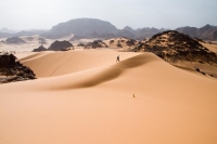 يُعتقد أنهم ماتوا عطشًا.. العثور على جثث 27 مهاجرًا في صحراء تشاد