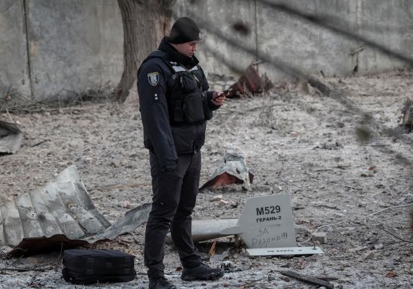 ضابط شرطة يقف بجوار أجزاء من طائرة روسية مُدمرة بدون طيار - رويترز