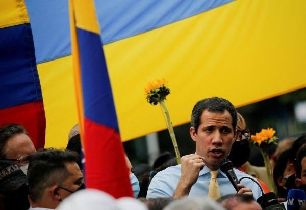 زعيم المعارضة الفنزويلية خوان غوايدو يتحدث إلى أنصاره - رويترز