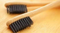 فرشاة أسنان خشبية- مشاع إبداعي
