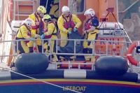 فريق الطوارئ ينزل جثة من قارب نجاة بعد عملية بحث وإنقاذ كبيرة انطلقت في القنال الإنجليزي - د ب أ 