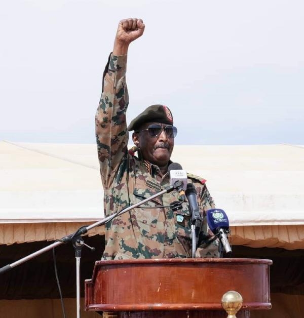 القائد العام للقوات المسلحة السودانية يخاطب قوات القاعدة العملياتية - اليوم