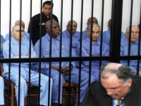 أبوعجيلة الثاني يسارًا أثناء محاكمة سابقة بطرابلس في 2014 - رويترز