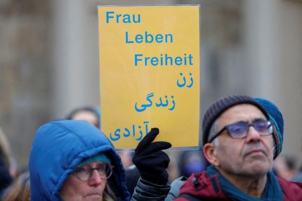 تضامن ودعم من العاصمة الألمانية برلين للاحتجاجات في إيران - رويترز