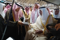 الأمير خالد الفيصل يشاهد نماذج من المقتنيات الخاصة بالملك عبد الله بن عبد العزيز - واس