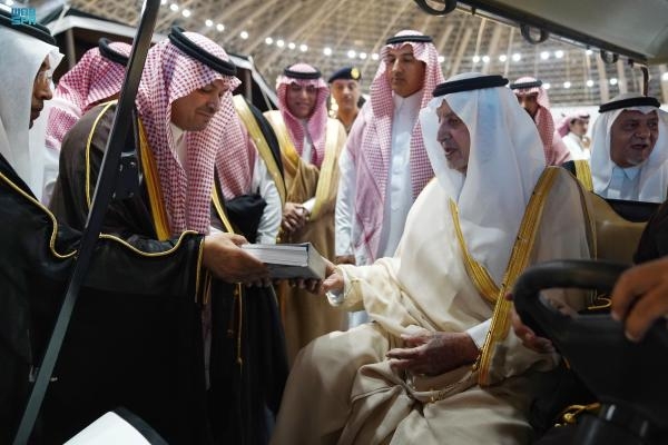 الأمير خالد الفيصل يزور جناح سيرة الملك عبدالله بن عبدالعزيز بمعرض جدة للكتاب