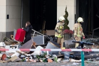 خدمات الطوارئ خارج فندق بعد انفجار وتسريب حوض أسماك في وسط برلين - رويترز
