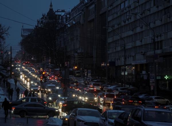 شوهدت سيارات في أحد الشوارع بعد هجمات صاروخية روسية في كييف - رويترز 