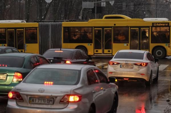 ركاب داخل حافلة عامة خلال انهيار إحدى وسائل النقل بسبب هجوم صاروخي روسي في كييف - رويترز 