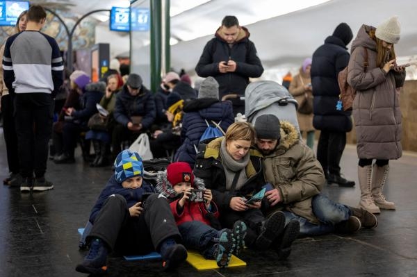  الأوكرانيون يحتمون داخل محطة مترو خلال الهجمات الصاروخية الروسية الضخمة في كييف - رويترز