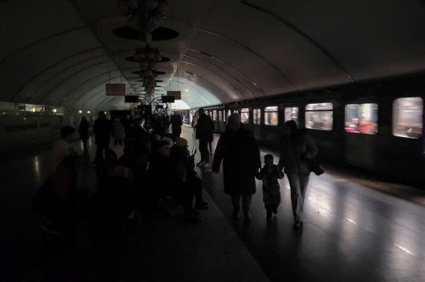 يحتمي الناس داخل محطة مترو بعد انقطاع جزئي للتيار الكهربائي وسط هجمات صاروخية روسية ضخمة في كييف - رويترز 