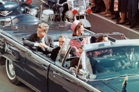 الرئيس الأمريكي الأسبق كينيدي قبل مقتله - رويترز