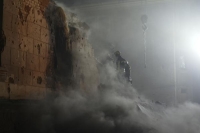 عمال الإنقاذ يعملون في موقع مبنى سكني تضرر من صاروخ روسي وسط هجوم روسي على أوكرانيا - رويترز