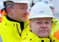 المستشار الألماني أثناء افتتاح محطة الغاز الطبيعي المسال في فيلهلمسهافن - د ب أ
